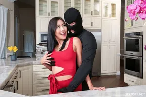 Em ghệ lồn không lông thẩm du với cây hàng giả