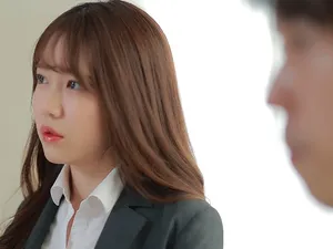 Huấn luyện cô gái trẻ thủ dâm và chảy nước trắng