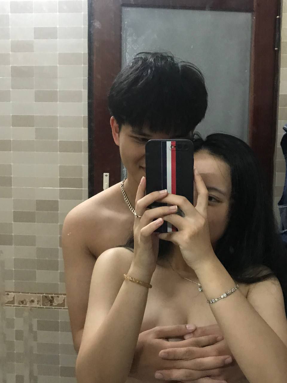 Cô nàng cạnh nhà bị Ông chồng chán chê gợi cảm mấy cậu trai trẻ cạnh bên